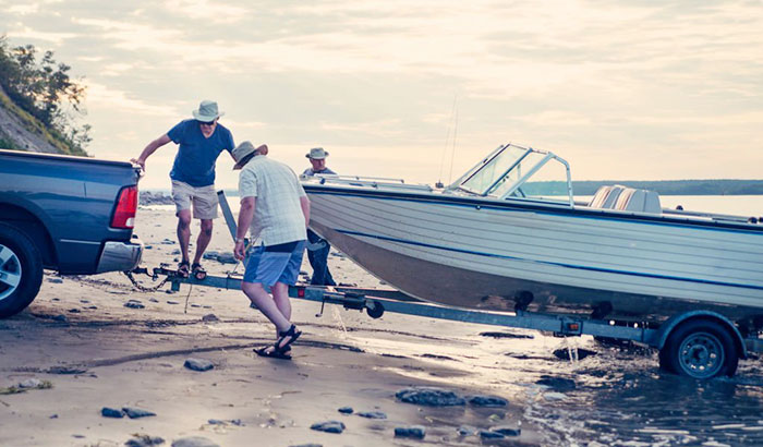 how to lift boats off trailers at home