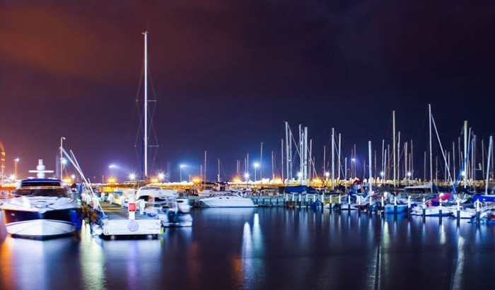 what color lights for boats at night